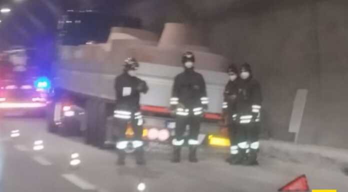 Camion incastrato nel tunnel del Barro, SS36 chiusa verso Milano. Viabilità in tilt incidente_barro_camion
