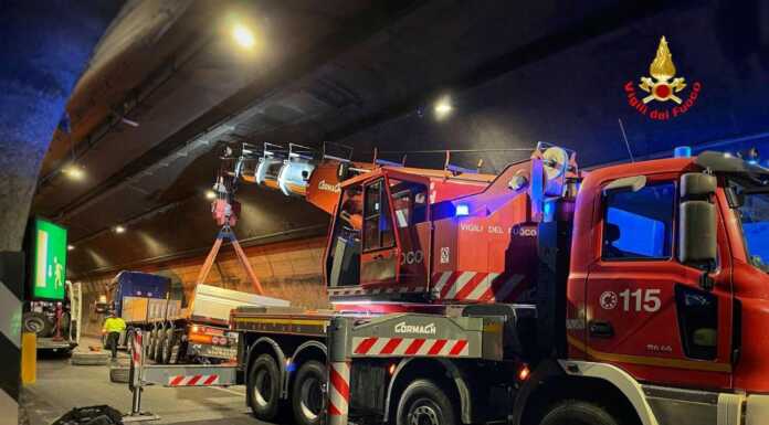 Camion incastrato: dopo ore di caos, riaperto il tunnel Barro