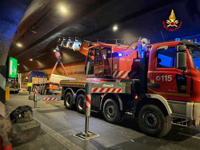 lecco-barro-recupero tir incastrato