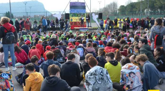 Oltre 700 bimbi in marcia per Calolzio al grido di “Vogliamo la pace!”