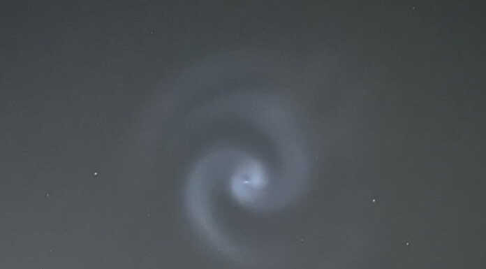 Anche nei cieli sopra Lecco la strana spirale luminosa del Falcon 9