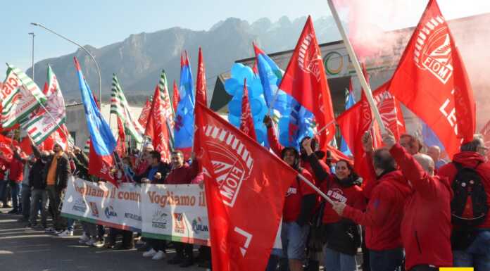 Metalmeccanici, presidio davanti al Caleotto: “Rinnoviamo il contratto, non svuotiamolo”