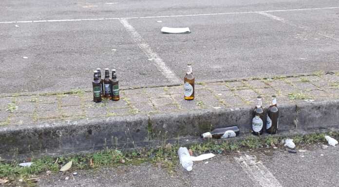 Rifiuti abbandonati nel parcheggio dopo la partita di calcio: “E la pulizia?”