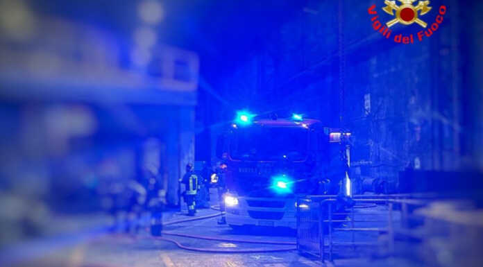 In fiamme un macchinario, intervento dei Vigili del Fuoco a Lecco