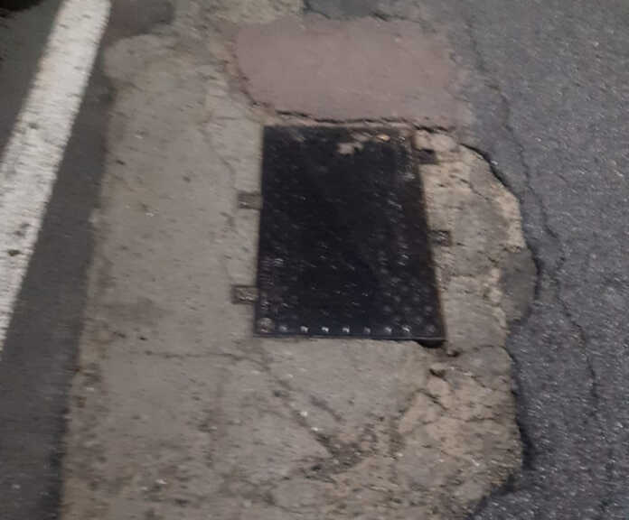 Ballabio posa fibra via cinturino asfalto rovinato (1) Ballabio posa fibra via cinturino asfalto rovinato