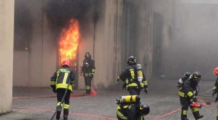 Paura a Barzanò: incendio in un capannone industriale Barzanò Vigili del Fuoco