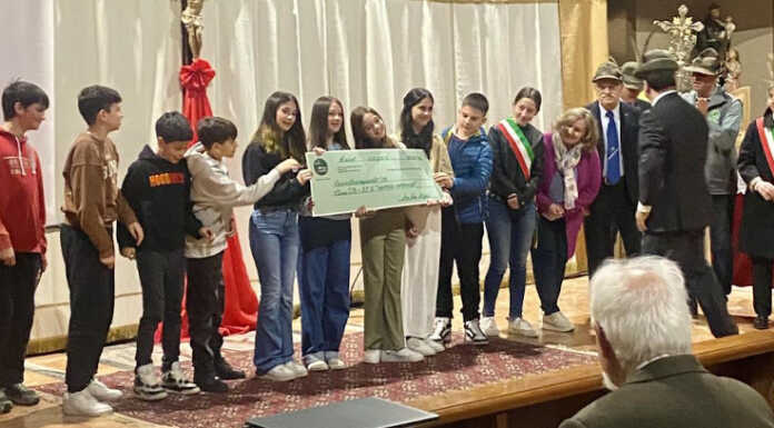 Alpini. Il premio Ugo Merlini agli studenti di 2^B delle medie de La Valletta Brianza
