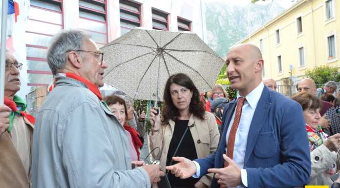 Violenza davanti al Municipio, il consiglio si ferma: “Grave offesa alle istituzioni”