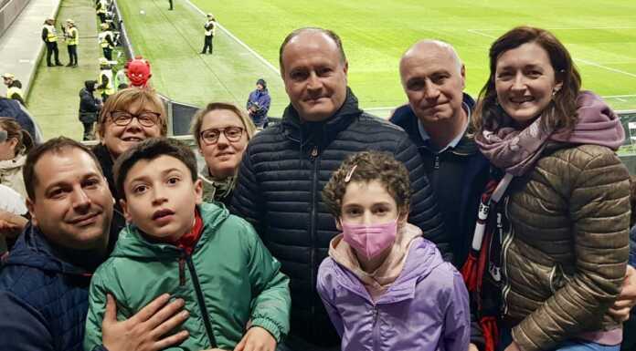 Clara e Giulio del Milan Club Valmadrera entrano in campo a San Siro con Leao e Hernandez Giulio e Clara Tagliaferri con i genitori e alcuni componenti del Milan Club Valmadrera