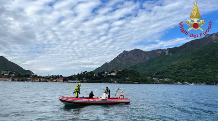 Lecco. Kite surfer in difficoltà salvato dai Vigili del Fuoco Gommone Vigili del Fuoco VVF