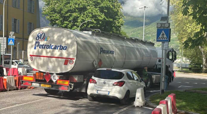 Lecco, scontro tra mezzo pesante e auto in pieno centro Lecco incidente camion auto rotonda teatro 2025 (2)