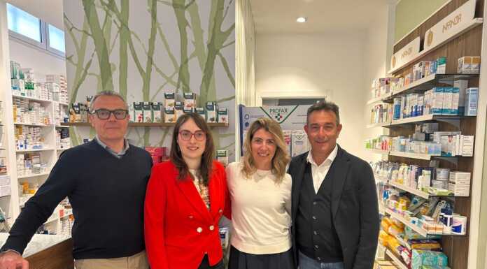 Screening gratuito per il fegato, AVIS Valmadrera in prima linea Presidente e vicepresidente AVIS Valmadrera e titolari Farmacia S.Antonio