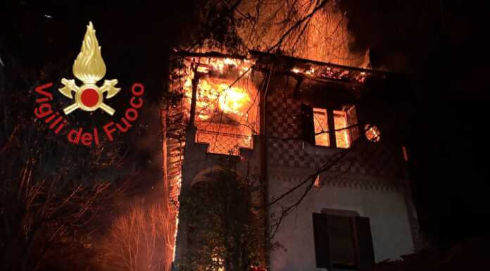 Brunate. Grosso incendio devasta villa disabitata