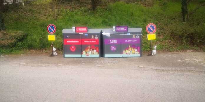 cassonetti rifiuti-malnago-divieto di sosta-1