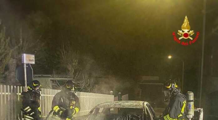 Garbagnate, intervento dei Vigili del Fuoco per un’auto in fiamme