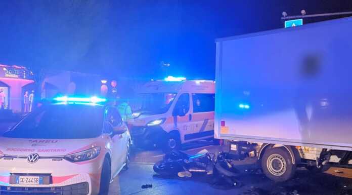 Furgone si scontra con una moto, paura per un ragazzo di 19 anni