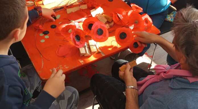 25 Aprile, Valgreghentino: papaveri di carta che parlano di libertà, pace e giustizia laboratorio papaveri