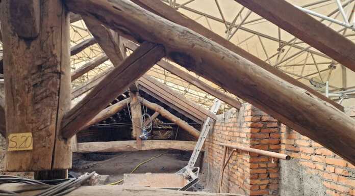 Villa Manzoni, procedono i lavori sul tetto. Nei rustici la posa degli impianti