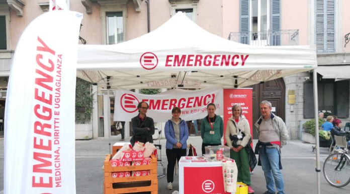 Tutto esaurito alla due giorni di banchetti dei volontari di Emergency Lecco e Merate