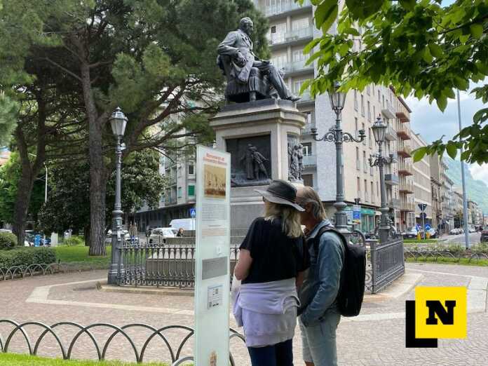 lecco-piazza manzoni-turisti-turismo