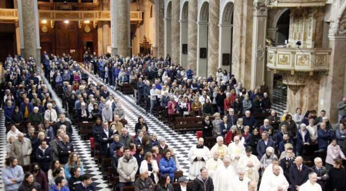 Tantissime persone in Basilica alla Messa per Papa Francesco