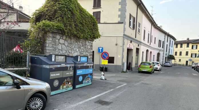 Nuovi cassonetti dei rifiuti, polemica anche a Pescarenico: “Perché togliere posti auto?”