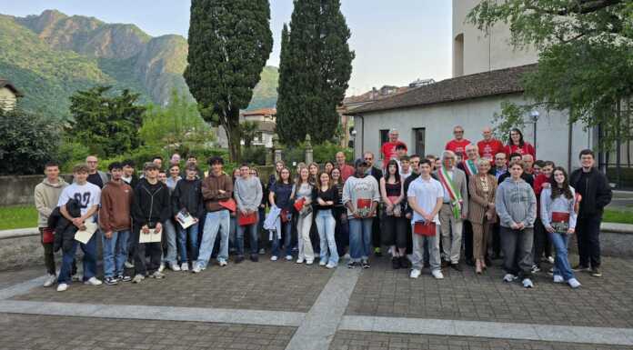 I neodiciottenni di Valmadrera, Malgrate e Oliveto ricevono la Costituzione