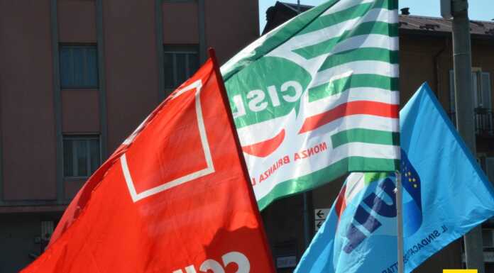 Referendum tra i lavoratori, larga maggioranza per il rinnovo del CCNL Attività Ferroviarie Bandiere sindacati cgil cisl uil