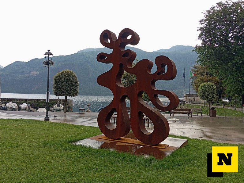 La forma del tempo scultura Piazza Garibaldi Mandello Roberto Vivo inaugurazione