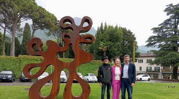 Mandello. Roberto Vivo cattura “La Forma del Tempo”: la scultura inaugurata di fronte al lago La forma del tempo scultura Piazza Garibaldi Mandello Roberto Vivo inaugurazione