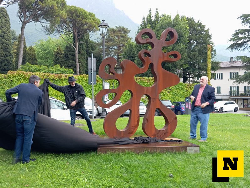 La forma del tempo scultura Piazza Garibaldi Mandello Roberto Vivo inaugurazione