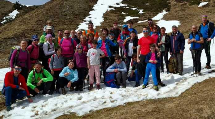 Cai Strada Storta al Rifugio Gherardi: una gita per bambini e famiglie La foto di gruppo alla bocchetta di Regadur