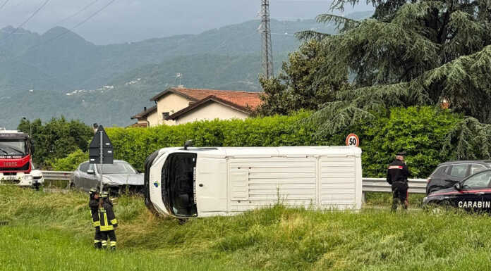 Airuno, scontro con un’auto: furgone si ribalta lungo la Sp 72