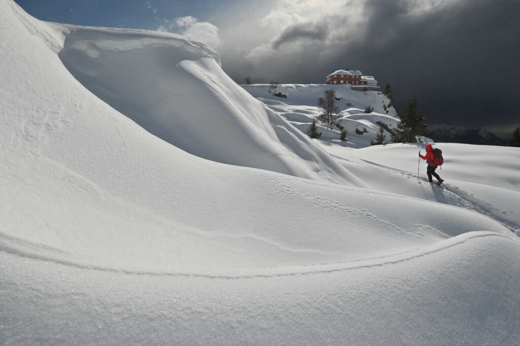 Scatto sempre di Mauro Lanfranchi realizzato dopo una nevicata nei pressi del rifugio Cazzaniga-Merlini, sotto un cielo carico