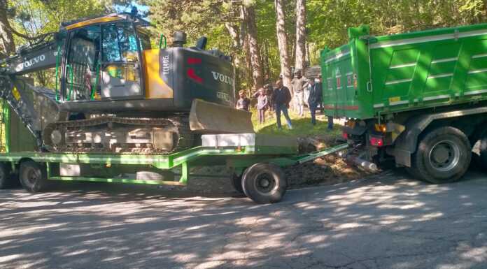Camion si incastra al 10° tornante: strada per i Piani dei Resinelli bloccata Camion incastrato strada resinelli 2025