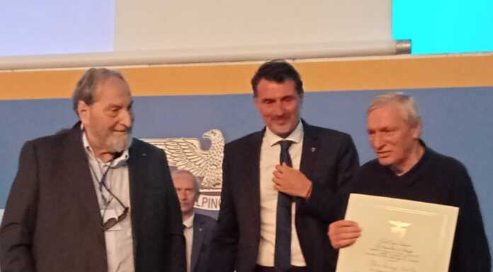 Don Ciotti premiato come socio Onorario del CAI durante l’assemblea generale a Catania