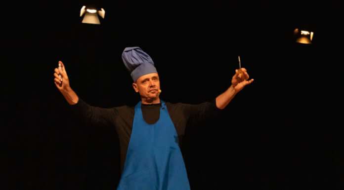 Tutto esaurito al Manzoni per lo spettacolo di Manera a sostegno dell’Hospice Il Nespolo