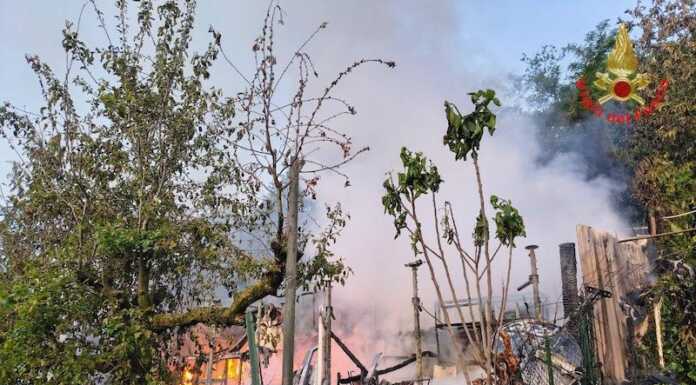 Airuno, incendio in un deposito agricolo, intervento all’alba per i VVF