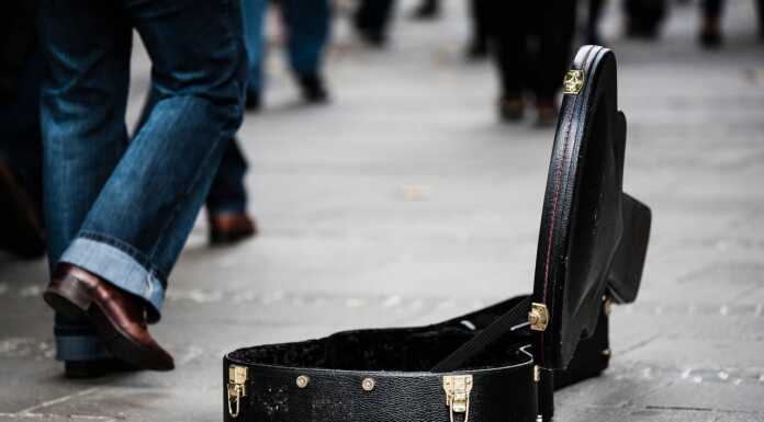 Varenna, il sindaco risponde all’artista di strada allontanato artisti di strada