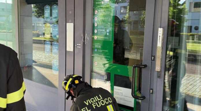 Nibionno. Resta bloccata in un bancomat, persona salvata dai VVF