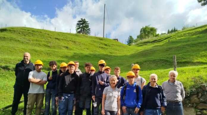 Antichi sentieri e arte della pietra a secco, giovani al lavoro con il CAI