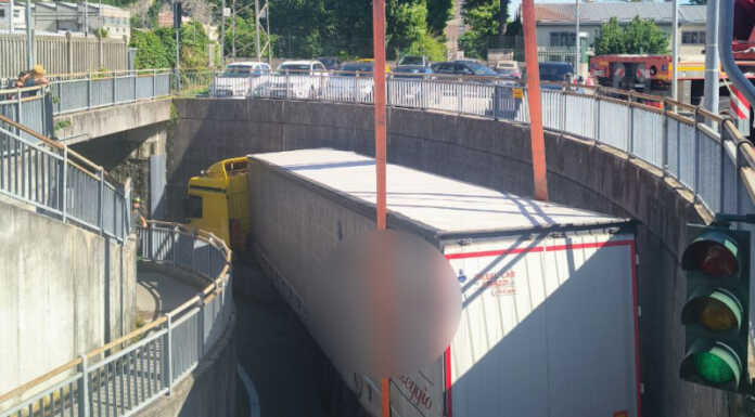 Camion incastrato nel sottopasso di Maggianico, intervento dei Vigili del Fuoco