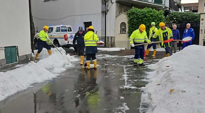 Maxi grandinata nell’olginatese: strade imbiancate, allagamenti e soccorsi al lavoro