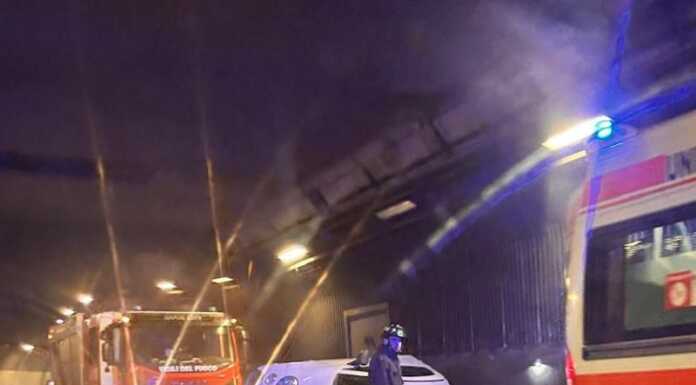 Incidente in galleria in SS36, auto si ribalta, soccorso 20enne