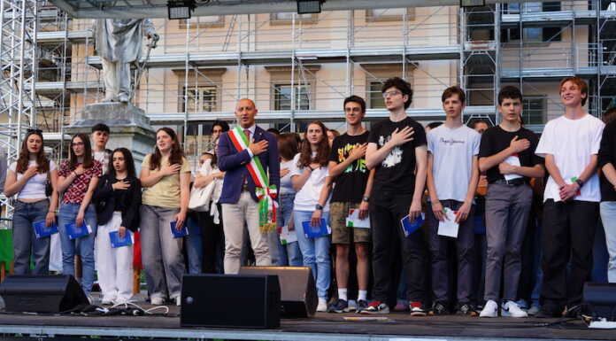 In Piazza Garibaldi la Festa dello Studente, consegnata la Costituzione ai neo 18enni