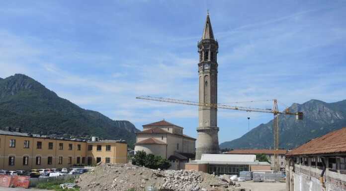 Lecco. La “Crocifissione bianca” di Giuliano Collina illumina il nuovo Oratorio San Luigi