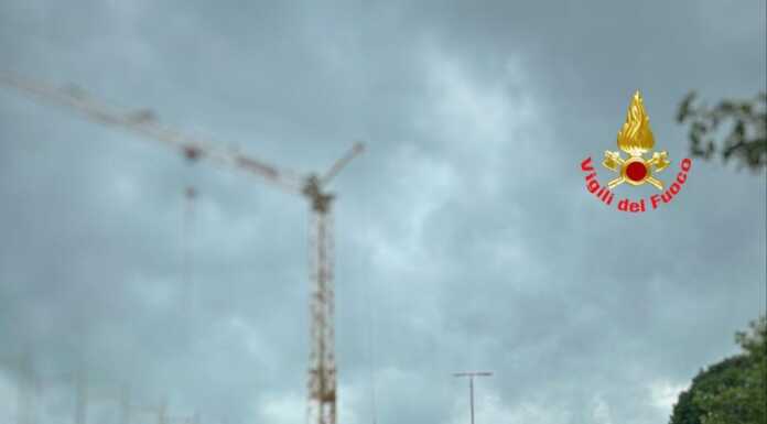 Oggiono. Sale su una gru alta 40 metri, soccorsi in posto