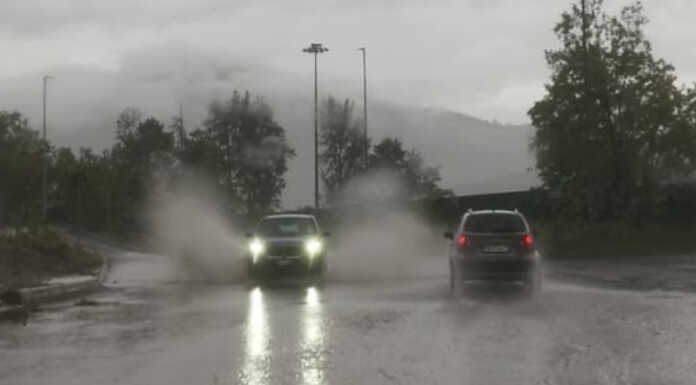 Lecco, attenzione: allagato viale don Ticozzi in zona Bione pioggia, maltempo, strada allagata, bione (2)