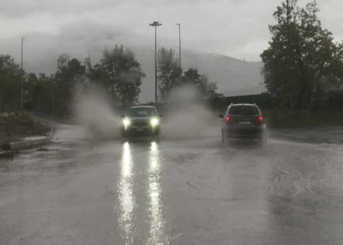 pioggia, maltempo, strada allagata, bione (2) pioggia, maltempo, strada allagata, bione (2)