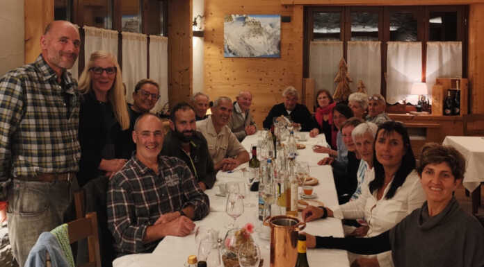 Cena dei ricordi con tutti i rifugisti che hanno fatto la storia della Grassi rifugisti gestori Rifugio Grassi cena 2025